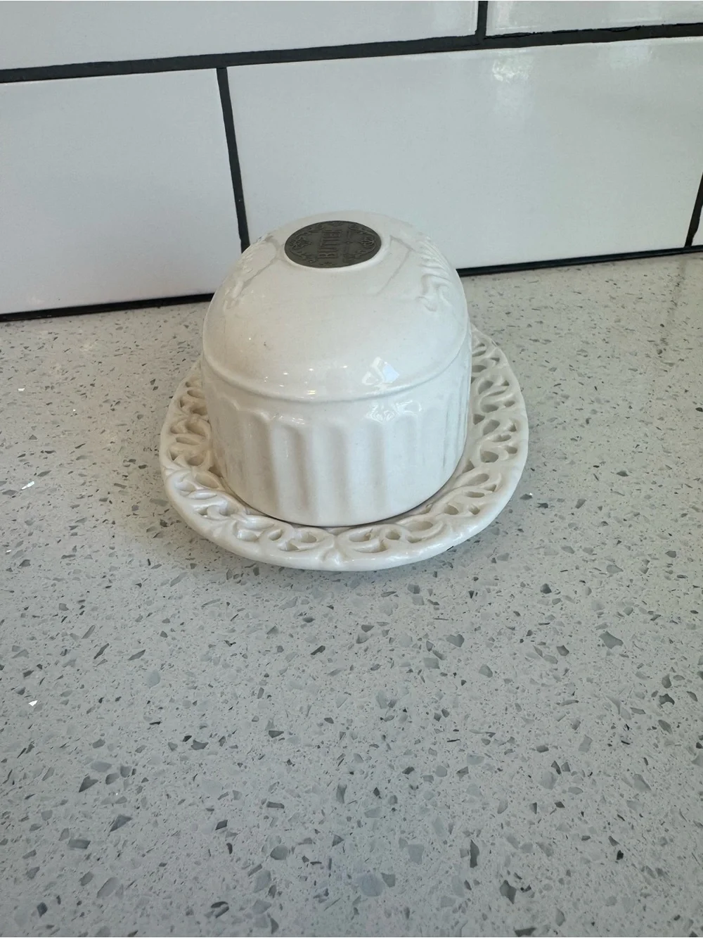 THL French Farmhouse White Ceramic Butter Dish w/ Bronze “BUTTER” Plaque – EUC